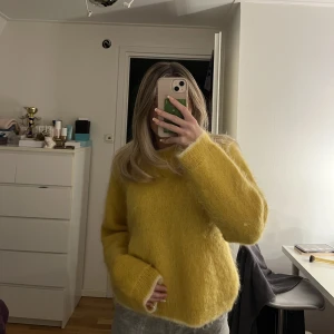 Zara stickad tröja - Så fin stickad från Zara i stl M💓 väldigt bra skick. Färgen ser väldigt blek ut men bild 3 visar mer tydligt färgen på tröjan även om jag skulle säga att den är lite mer åt det orangea hållet och inte så skrikgul💕