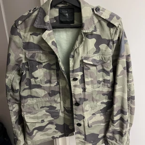 Replay jacka  - Säljer en dam Replay jacka som är väldigt fräsch. Storlek XS. Skick 9/10. Fler och bättre bilder finns om så önskas. Priset kan diskuteras vid snabb affär! 