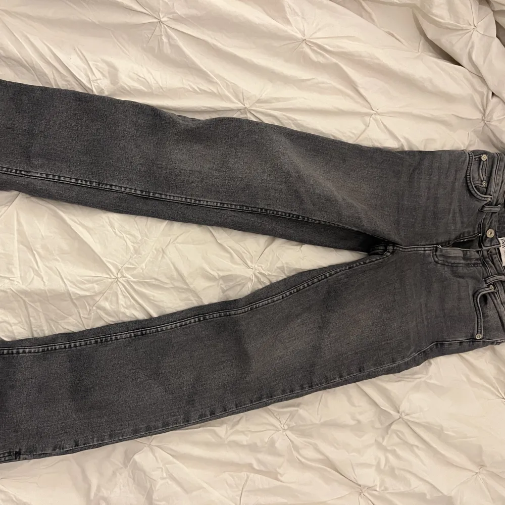 Jeans med slit från zara i storlek 34. Jeans & Byxor.