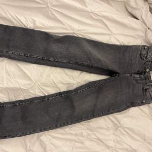 Jeans med slit från zara i storlek 34