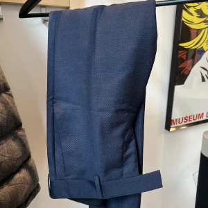 Tiger of Sweden kostymbyxa  - Mörkblå kostymbyxa från Tiger of Sweden, aldrig använda! Perfect med en skön linneskjorta och och ett par dressade sneakers till. Borde passade dig som har W29 - W30