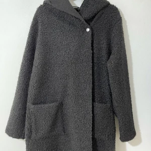 Kappa - Den är helt ny och oanvänd. Kappa med huva  fickor och öppningar på sidan. Fråga gärna för fler bilder