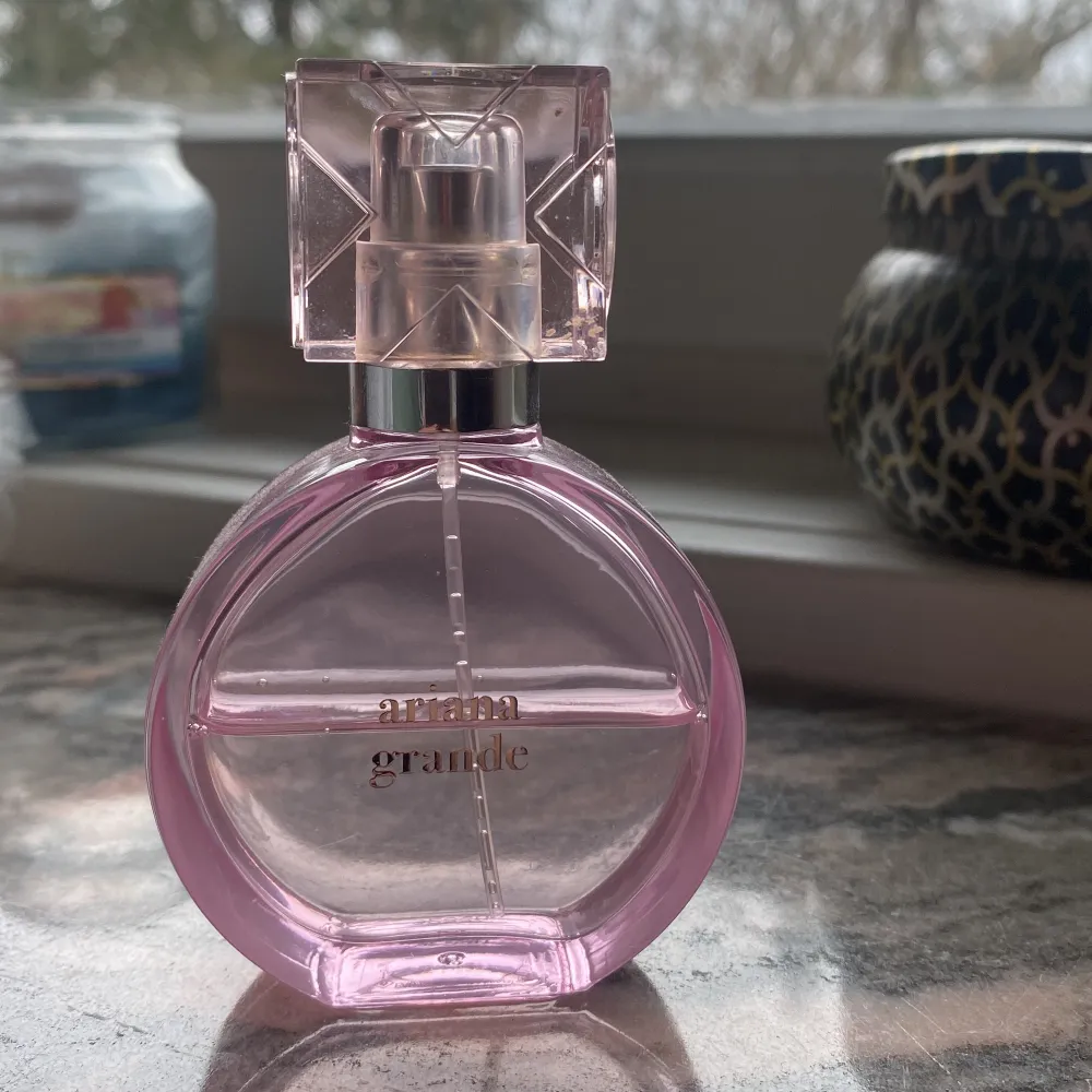 Säljer denna ariana grande parfymen då den inte kommer till användning, den är 30 ml men typ halvfull, så runt 15 ml kvar❤️. Övrigt.