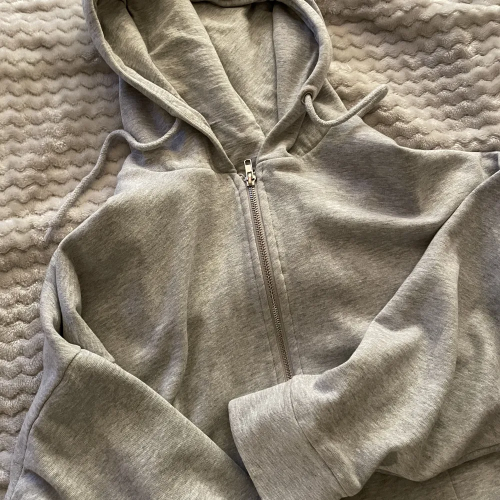 Superskön zip hoodie i nyskick från lager 157, storlek L. Hoodies.
