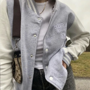 Collagejacka - Collage/varsityjacka i bra skick, perfekt nu till våren! Stl L men passar s/m oversize