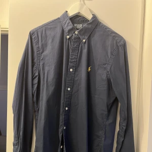 Ralph Lauren skjorta mörkt marinblå - Ralph Lauren skjorta i mycket fint skick🌻 Slim fit, medium👔