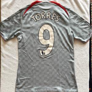 Liverpools bortatröja från 2008/2009 säsongen med legendariske anfallaren Fernando Torres på ryggen.  Storlek: M Skick: 8/10