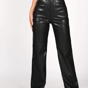 Svarta läderbyxor i stolen S - Jättesnygga läderbyxor. De är i storlek S och är köpta för ca 1 år sedan. De är endast använda ett fåtal gånger. Inköpspris är 399kr.