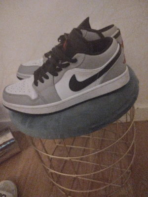 Nike Air Force  - Sneakers i storlek 42, mycket fint skick utan slitningar eller missfärgning, sparsamt använda pga fel storlek 