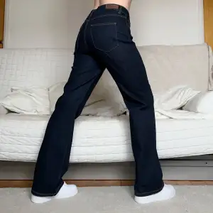 Säljer dessa jeans i storlek W33L32, 87cm midja och 81cm innerbenslängd❤️Jag på bilderna är 172cm lång och brukar bära storlek 38🥰