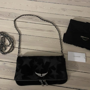 Zadig o Voltaire väska - Säljer min fina väska, då den tyvärr inte kommer till användning längre! Köpt för cirka 3800kr, men den finns tyvärr inte att köpa ny längre! Priset blir lite lägre pågrund av lite rost på kedjan, men inget man tänker på❤️ dustbag, långa bandet finns med!