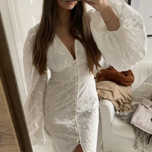 Adoore positano  - Säljer min adoore positano klänning i storlek 36🫶🏼 Den är slutsåld i alla storlekar. Buda gärna, vi kan diskutera ett pris om du vill köpa direkt 😇