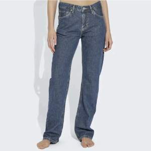 Säljer dessa jeans från bikbok. Modellen low straight 570 jeans. Skulle säga att de sitter lite mer som mid waist💕 