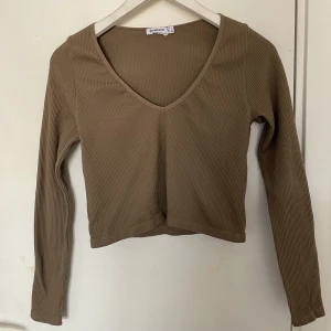 Beige Ribbad Topp  - Har två likadana🤍Älskar verkligen denna! Jag använder den alltid till vardags och gymmet! Lite ”träningsmaterial”.