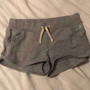 Ett par gråa mjukis shorts som passar perfekt till sommare. Inga skador eller fläckar. Använt cirka 4-5 gånger. En ficka där bak.