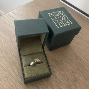 Säljer min fina ”Dare ring” i silver från Maria Nilsdotter! Den är i jätte fint skick och box samt smyckesask medföljer. Ny pris 2295kr, mitt pris 900❤️