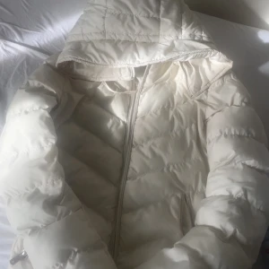 Jqcka - Jättefin vit dunjacka  Så bra skick och sutter köttefint 