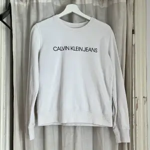Säljer nu min Calvin Klein Jeans sweatshirt då den är för liten för mig. Gott skick och knappt använd. Kan mötas i Uppsala. Köpare står för frakten.