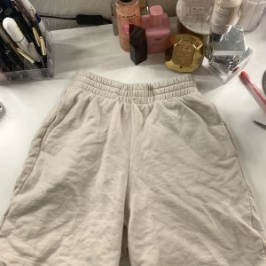 Gina tricot shorts - Fina shorts från Gina tricot i skick som nytt då de bara är använda ca 4 gånger