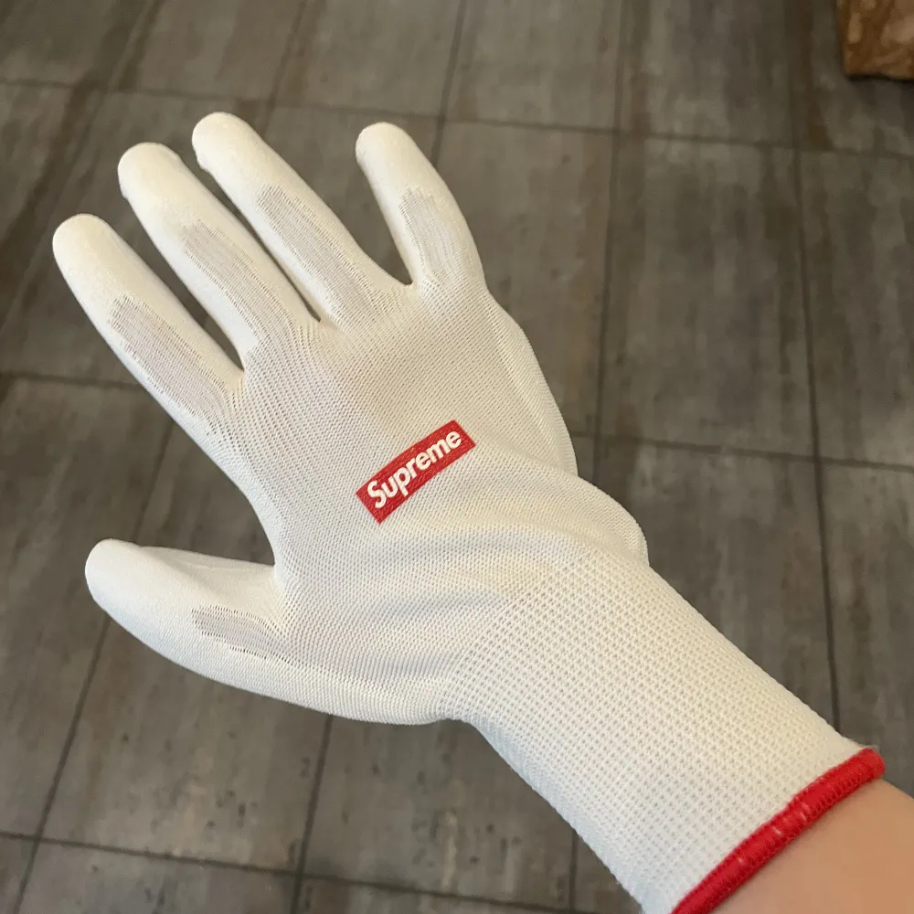 Jag säljer mina Supreme handskar för att de är för stora för mig. De är precis öppnade från paketet!. Övrigt.