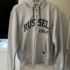 Russel Atlantic zip up hoddie - Russel athletic zip up hoddie.  Använt skick men inga defekter.