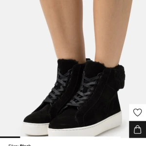 Svarta skor - Säljer dessa Anna field skor. Dem har använts jätte få tal gånger. Dem är väldigt varma å fluffiga. Jätte diskreta vinter skor. Dem är i storlek 39 men passar 40 också. Köptes för 500kr. Pris kan diskuteras.