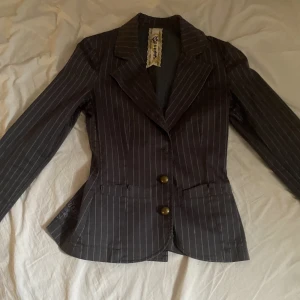 Guess kavaj - Guess kavaj saknar en knapp men sitter annars jätte snyggt!!