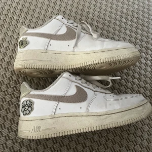 Nike air skor swoosh  - Säljer dessa snygga Nike skor pga för små för mig. De är inte så använda och är i bra skick. De är väldigt sköna och har en fin design. Köparen står för frakten.Skriv till mig privat om ni vill ha mer information och är intresserade! 😊