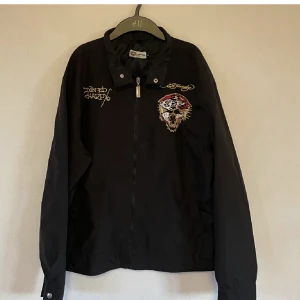 ed hardy jacka🤩 - jacka i fint skick, inga tecken på användning!🖤sitter lite oversized på mig som brukar ha S så passar S-L typ. vet tyvärr inte om den är äkta eller fejk. kan gå med på prisförslag så skriva gärna privat till mig!!😇kan även skicka fler bilder privat :) 