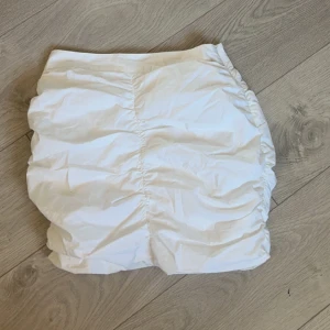 Kjol - Använt 1 gång. Köparen står för frakten 