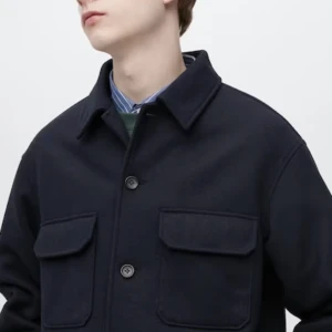 Marinblå Overshirt  - Slutsåld marinblå overshirt från Uniqlo. Ej använd, 10/10 skick. Passar både M, L (sitter perfekt om man är runt 180). Nypris 800kr.