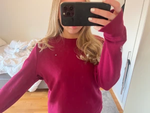 Sweatshirt  - Superfin sweatshirt köpt från Tommy hilfiger som inte längre går att få tag på💓jag brukar vanligtvis ha S i kläder, så man kan se att den är oversized vilket gör den ännu snyggare!!