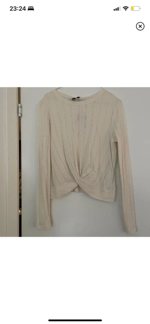 Topp S - Underbar och söt topp ifrån Vero Moda. Fint mönster och en ”knut” framtill. Storlek S och färgen är ljusbeige. Riktigt mjuk kvalitet! Har för mycket kläder annars hade den fått stanna kvar…🥹 Aldrig använd.