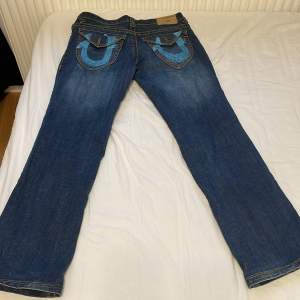 Skit snygga true religion jeans som tyvärr är förstora på mig, vet inte exakt nypriset för dessa men skulle tro att nypris ligger på 2000kr men är inte helt säker💕 säljer för 500 eftersom dessa jeans saknar en av knapparna på bakfickan med annars nyskick!