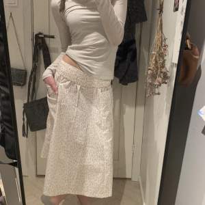En fin kjol från Monki, säljer pga att de inte är min stil direkt💞💞💞
