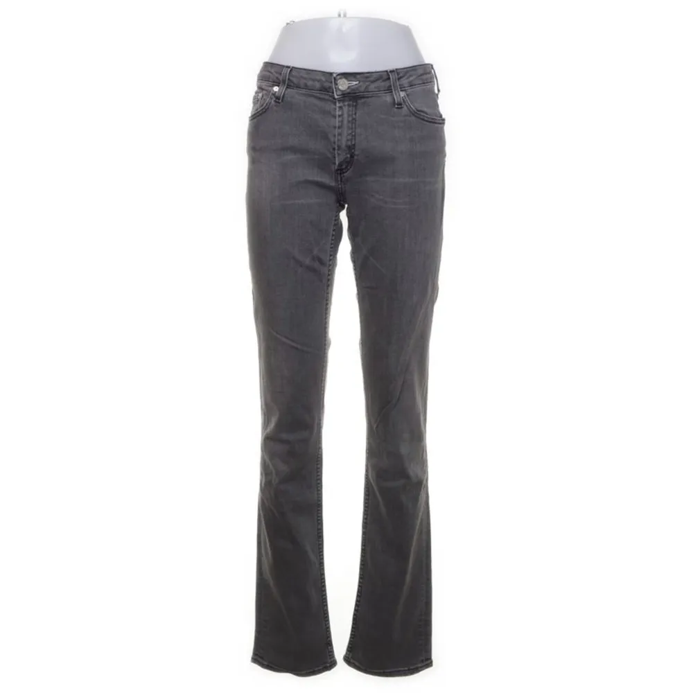 Nya jeans från acne, men köpt från sellpy. Säljer pågrund utav fel storlek. Har inga tecken på användning🫶🏼. Jeans & Byxor.