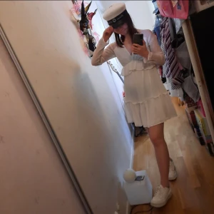 Studentklänning NA-KD - Prickig vit volangklänning från NAKD. Köpt på sellpy förra året men kom ej till användning. Storlek 36 och i finfint skick. Den är lite genomsynlig vilket framkommer på bilden, kan såklart skicka fler bilder vid önskemål.