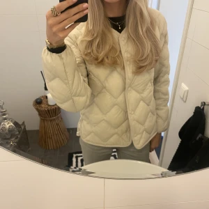 Uniqlo jacka - Säljer denna jacka från Uniqlo som inte kommer till användning pgr av att jag har för många jackor. Denna är helt slut såld och går inte att köpa länge. Köptes för 699kr för någon månad sedan💕Det är strl XS