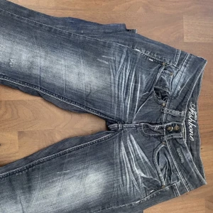 låga jeans  - köpt på plick men de passa mig inte 💞