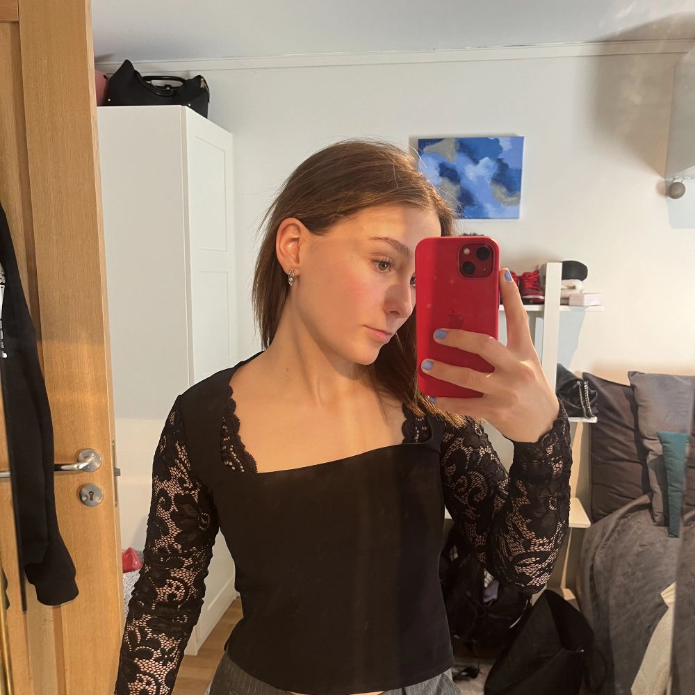 spets topp från nelly som aldrig är använd. så så söt till fest eller liknande. sitter som en xs/s 🖤. Toppar.