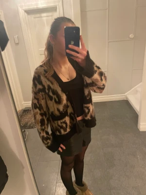 By Marlene Birger  - Säljer nu men jätte fina BY MALENE BIRGER stickade kofta som tyvärr inte kommer till användning. Köpt för 3000kr säljer nu för 1499❤️jag brukar ha s och den är perfekt men funkar i alla storlekar 