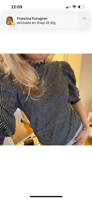 Blus  - Så fin mönstrad blus från Monki strl S. Knappt använd, fint skick!🤎