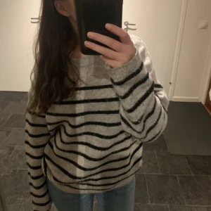 Snygg tröja - Så snygg och mysig tröja i storlek S, kommer dock inte ihåg vart jag köpte den från. De två hålen vid nacken fanns där när jag köpte den, typ en del av designen men de syns knappt när man har den på💕💕