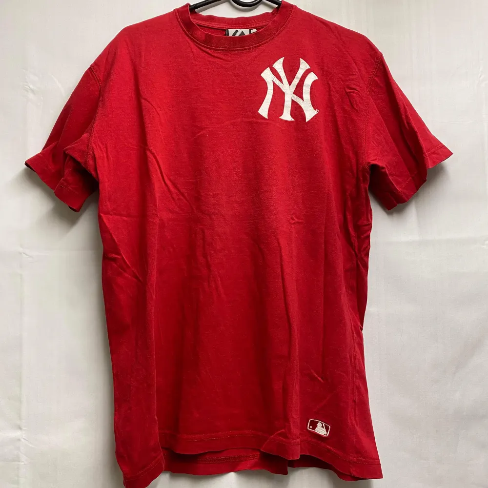 En röd yankees t-shirt som är fett snygg men tyvärr är för liten för mig, trycket är lite sprucket (se sista bilden) annars fet tröja!. T-shirts.
