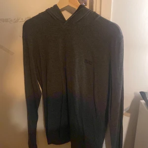 Hugo Boss hoodie - Tunn och luftig hoodie från Hugo Boss. Mycket bekvämt material