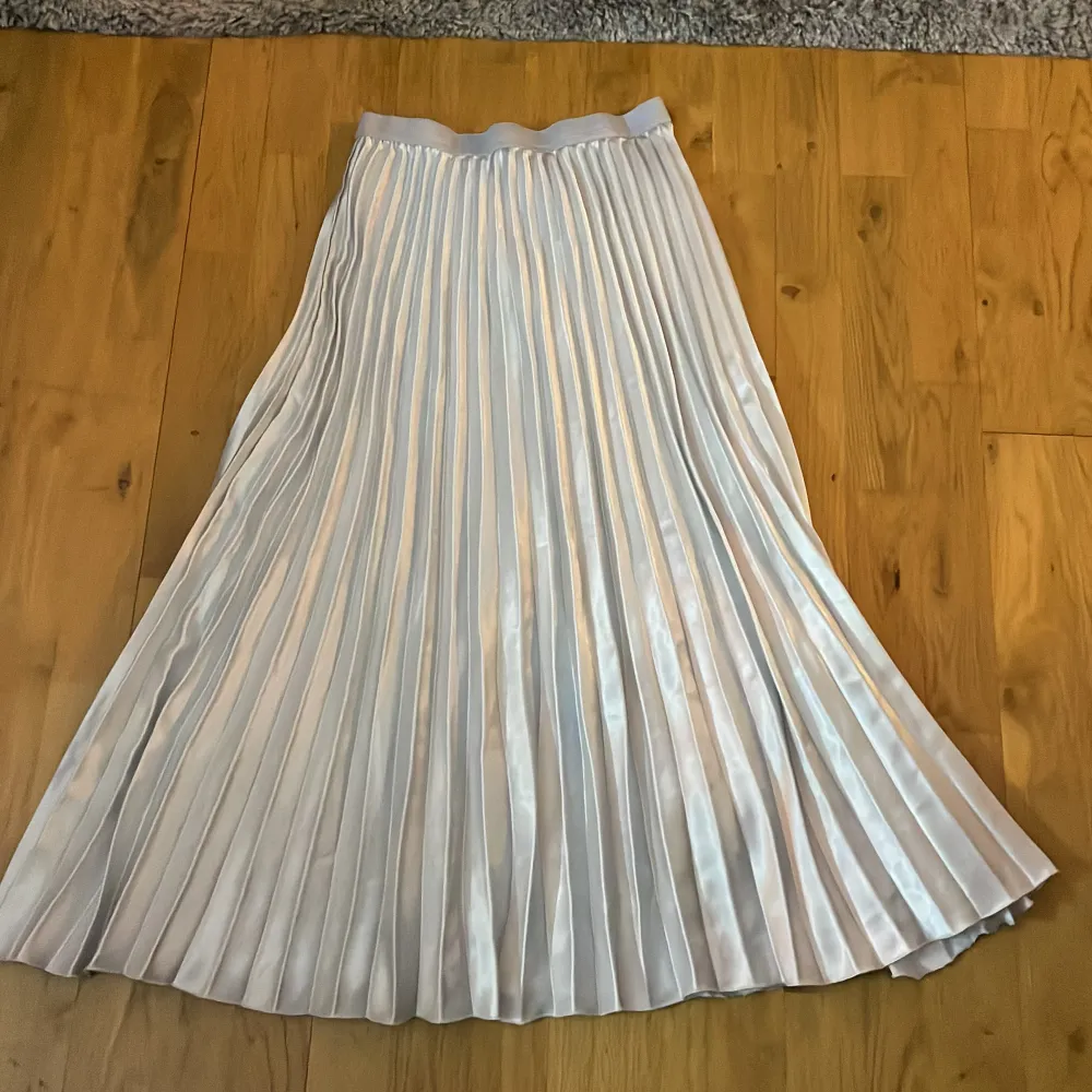 Vit silvrig lång kjol använd 1 gång så i väldigt bra skick storlek 40 men väldigt stretchig . Kjolar.