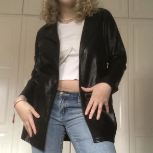 Fakeläder blazer - Faux leather från Berskha i fint skick, perfekt till våren🌟 den har två fickor men också ett matchande bälte till!! Skriv för frågor eller bilder💗