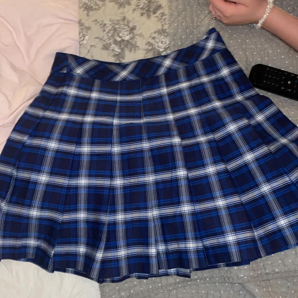 En fin skön skol kjol, knappt använd och tvättad innan köp . Kjolar.
