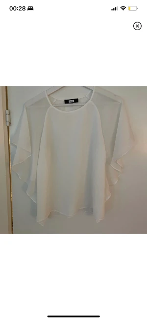 Blus XS - Fin blus från BikBok med fjärilsärm. Storlek XS. Använd men i bra skick.🌷