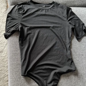 Body  - En body från Shein, upplever den lång i design vilket inte sitter bra på mig. Nyskick